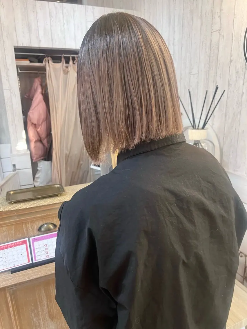 ミディアム カラー 切りっぱなしボブ アディクシーカラー アッシュ ベージュカラー ブリーチ ヘアカラー トリートメント 初めてでも失敗しない 透明感カラー　Miiのヘアスタイル