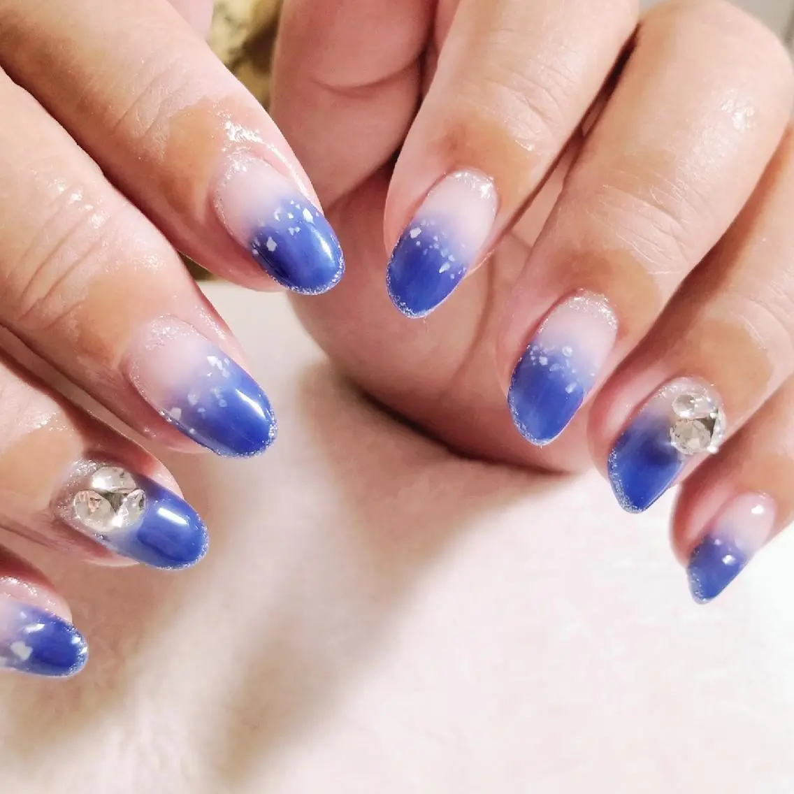 ネイル ブルー グラデーション ストーンネイル ハンドネイル フットネイル trees_ nailのネイルデザイン