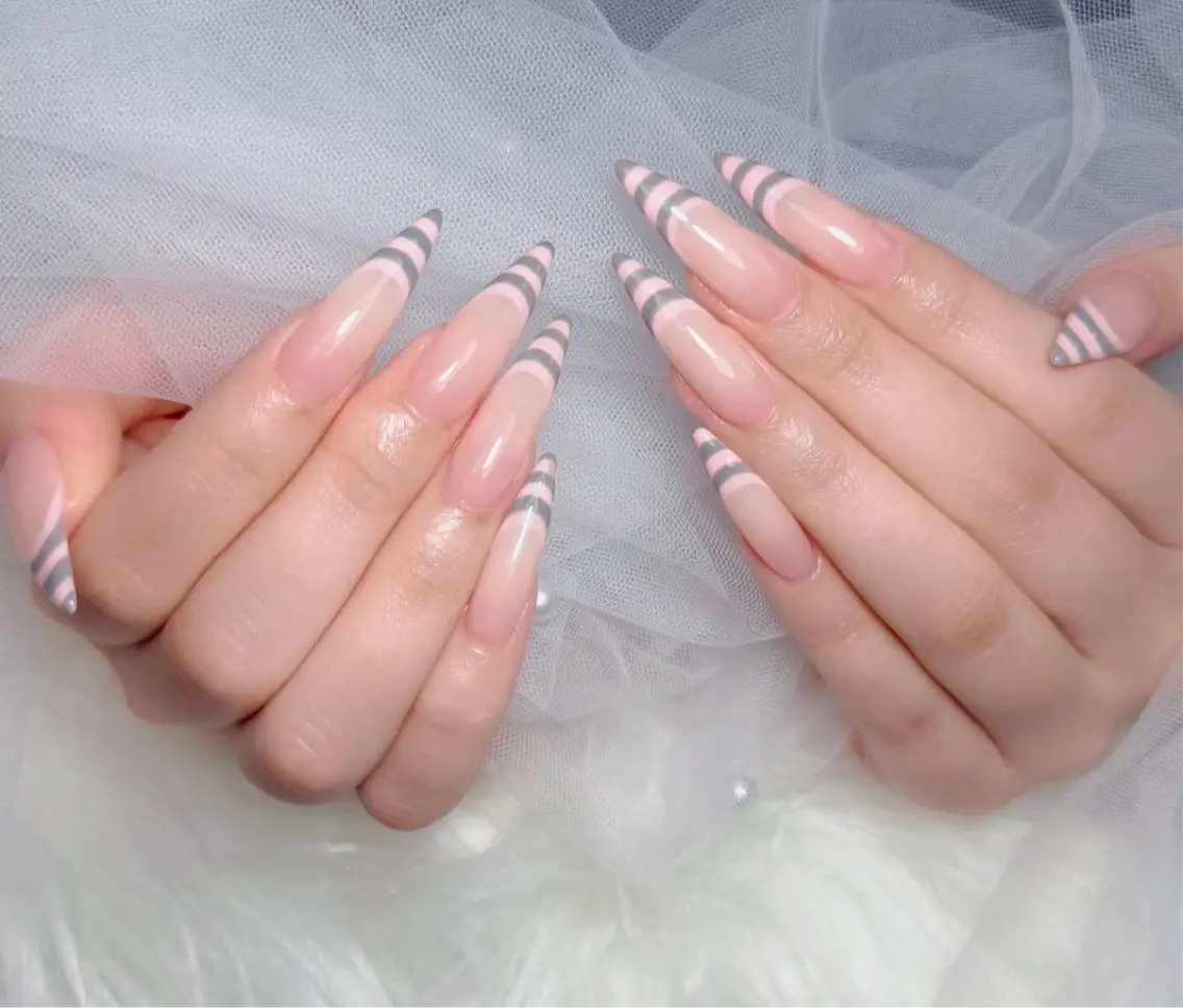 ネイル アートネイル ボルドー フレンチネイル ジェルネイル 氷ネイル・うるうるネイル ハンドネイル Julie Nail Hinのネイルデザイン