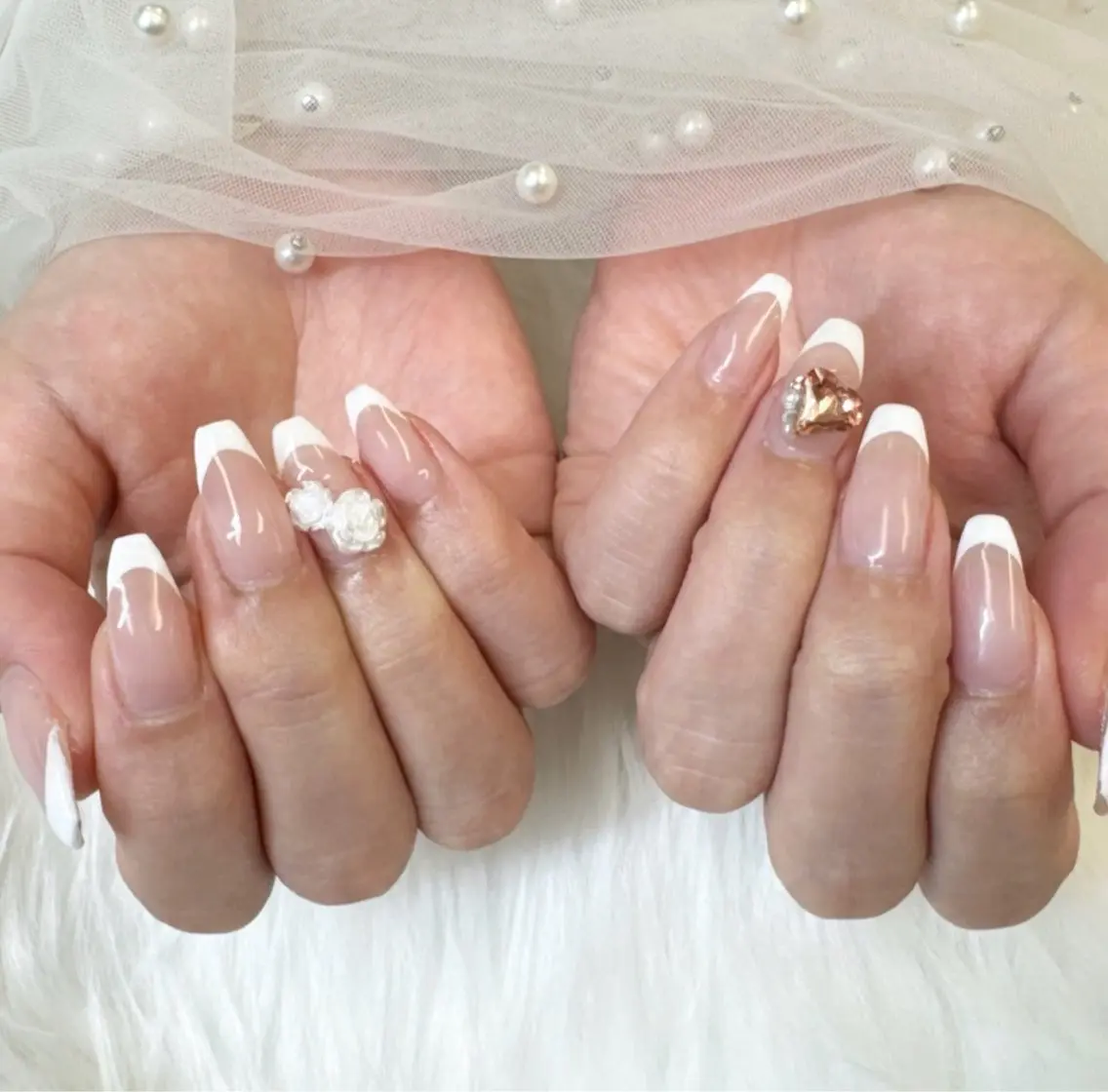 ネイル フットネイル フレンチネイル ガラスフレンチ キラキラネイル 韓国ネイル ハンドネイル Queeens nailのネイルデザイン