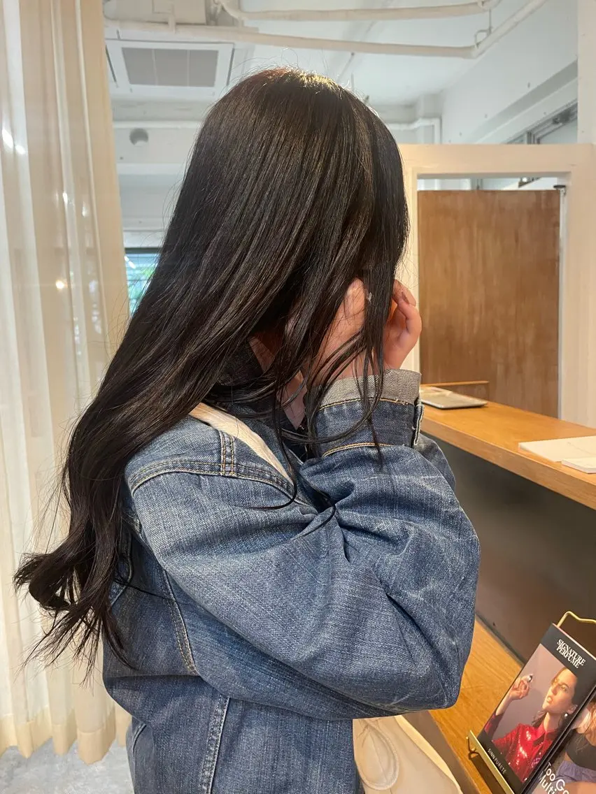 ロング カラー mina / 透明感ベージュカラーのヘアスタイル