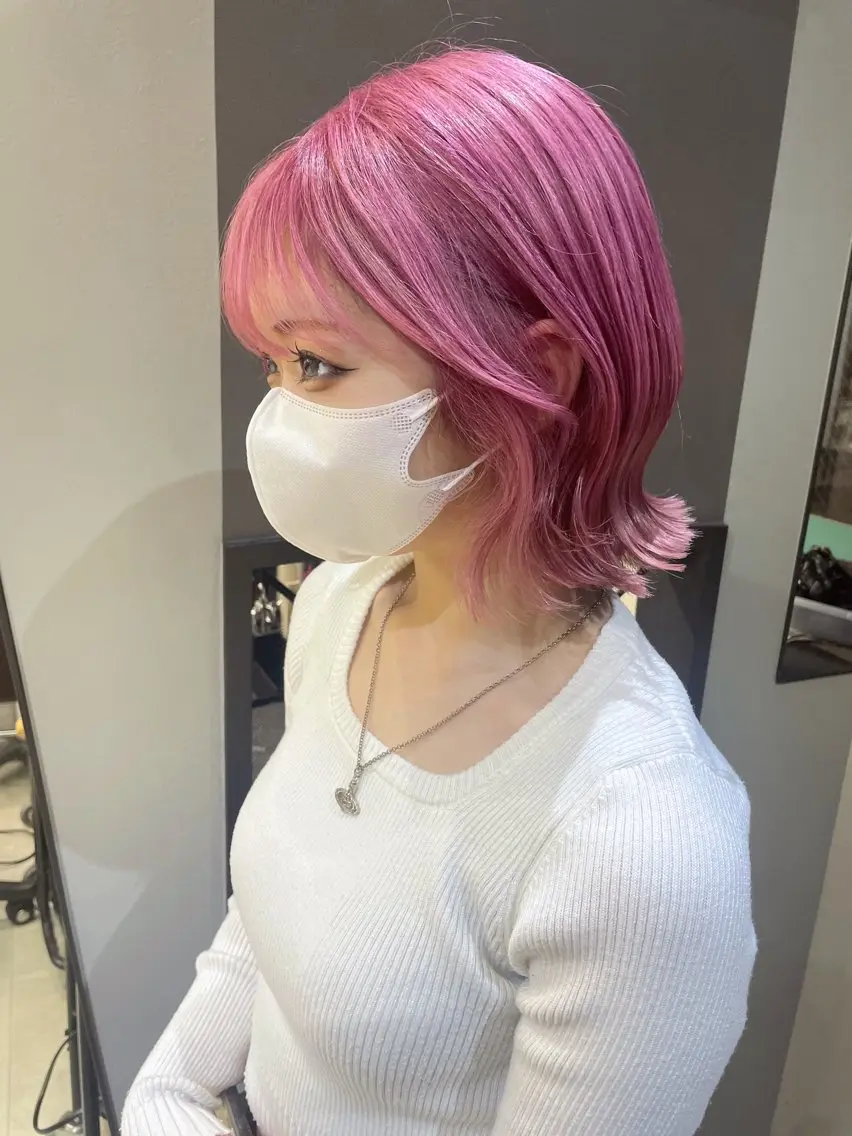 ショート カラー ピンクカラー ボブ AIRI layer cut hairのヘアスタイル