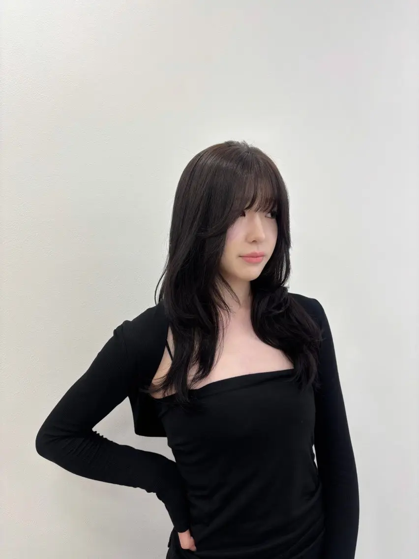 セミロング カラー 抜け感レイヤー︴ ニュアンスカラーのヘアスタイル