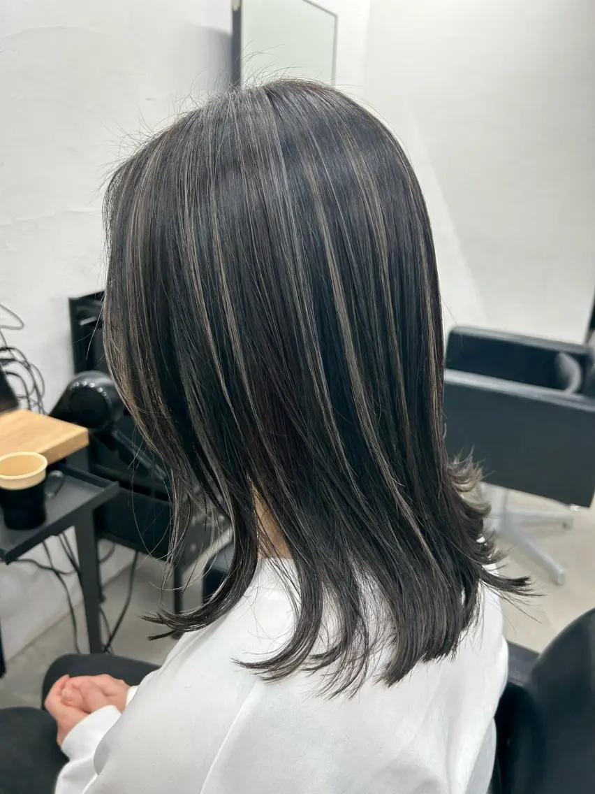 セミロング カラー ベージュカラー ハイライトカラー ホワイトベージュ ハイライト トリートメント RYOSUKE ハイトーンのヘアスタイル