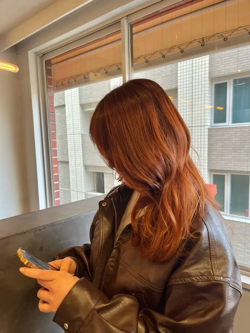 セミロング カラー ブラウンカラー オレンジ オレンジブラウン 井手 咲乃のヘアスタイル
