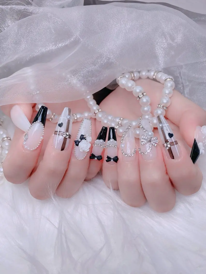 ネイル アートネイル オーロラネイル ボルドー チークネイル フレンチネイル ハンドネイル Sakura Nail Salonのネイルデザイン