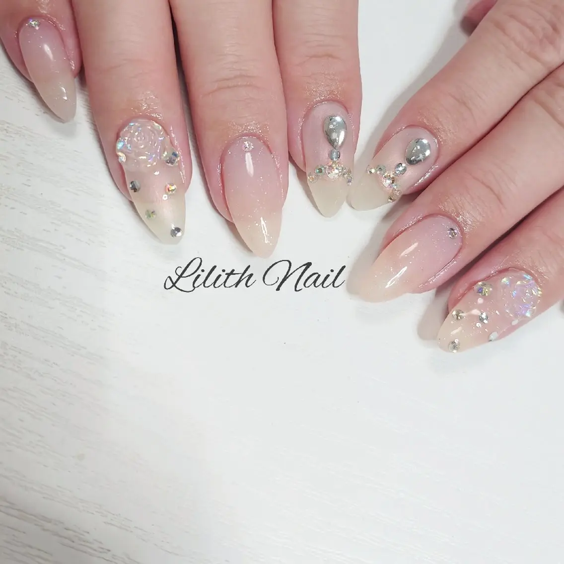 ネイル ストーンネイル ハンドネイル Lilith Nailのネイルデザイン