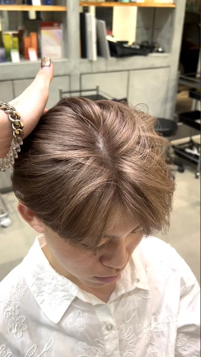 カラー メンズ メンズハイトーン ベージュカラー ハイトーンカラー ミルクティーベージュ 宮嶋 蓮のヘアスタイル