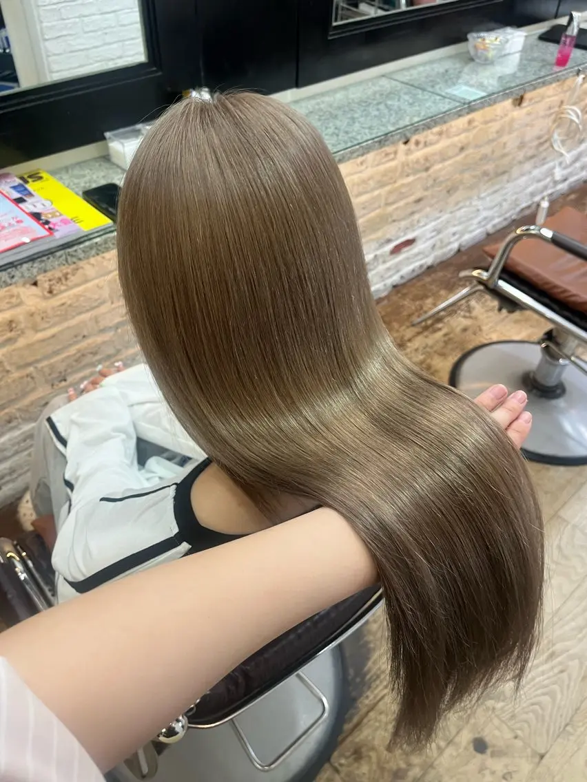 ロング カラー ベージュカラー ブリーチ ミルクティーベージュ 柳井 遥伽のヘアスタイル