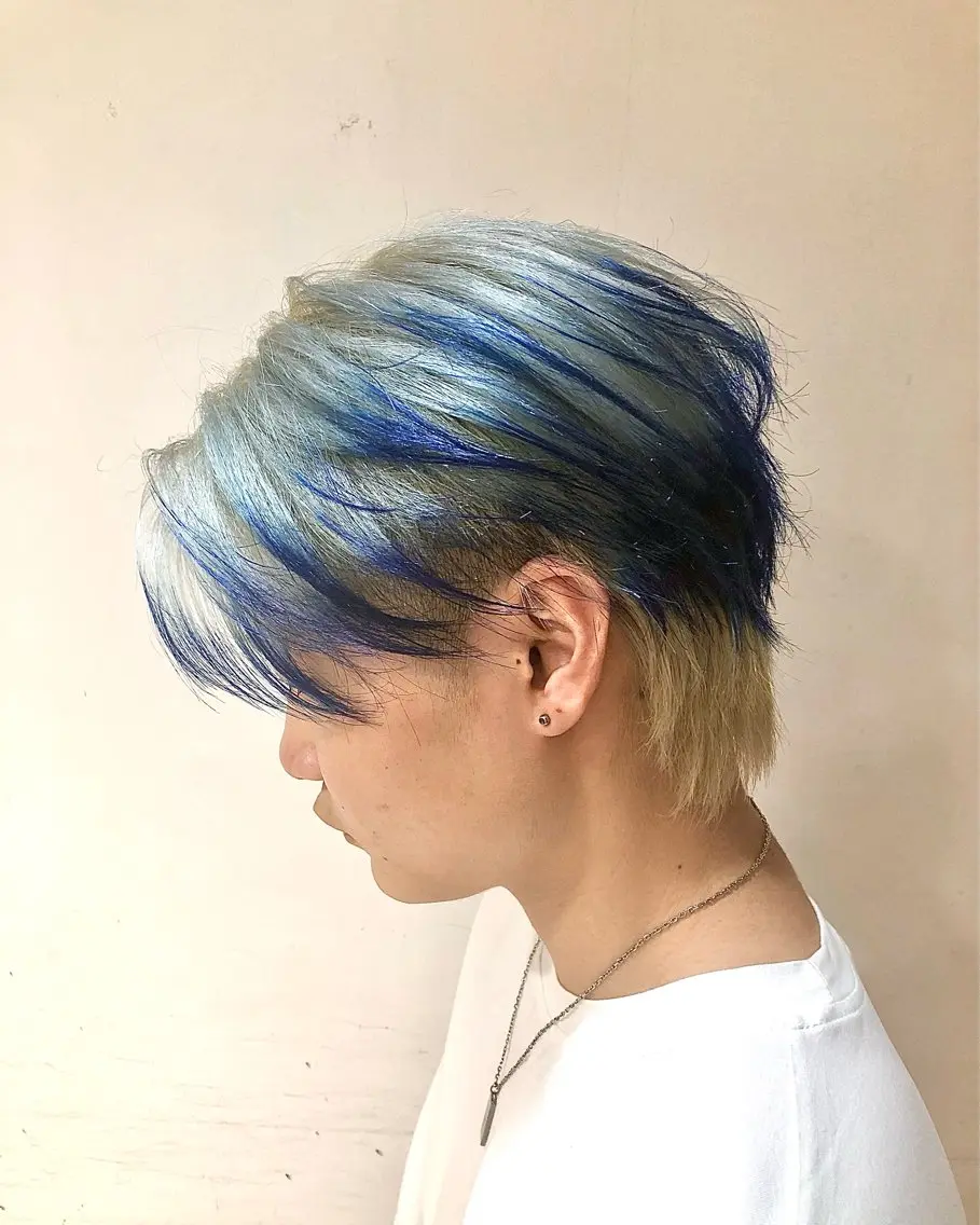 カラー メンズ メンズブリーチ センターパート メンズウルフカット ブリーチ ブルーカラー カット ヘアカラー トリートメント ショート、韓国メンズ ヘアのかつらぎのヘアスタイル