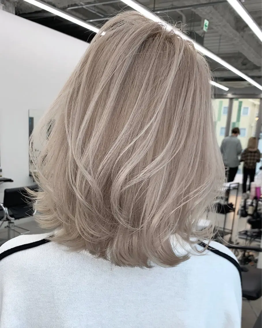 ミディアム アッシュ アッシュグレー アッシュグレージュ ボブ ハイライト 佐藤 まいらのヘアスタイル