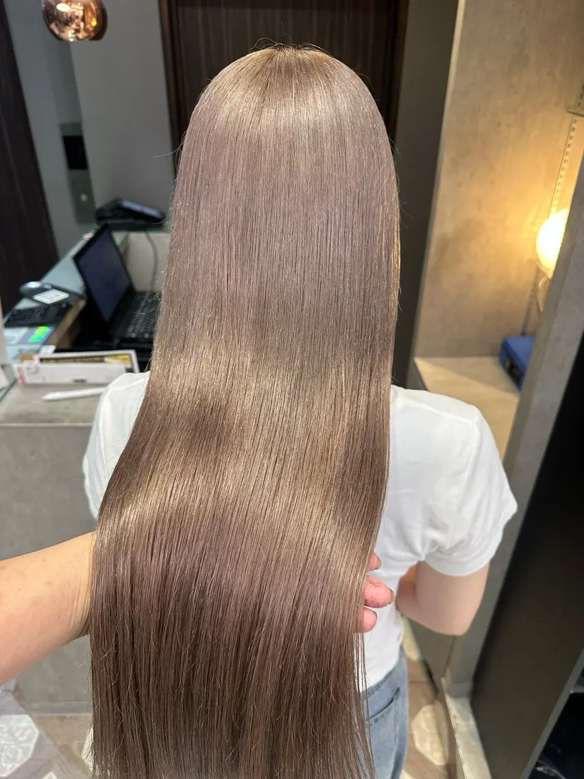 セミロング カラー ブリーチ ボルドーカラー カシス ピンクカラー 髪質改善 ヘアカラー 天神暖色カラー レイヤー・髪質改善のヘアスタイル