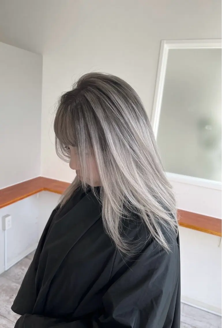 セミロング カラー バレイヤージュ シルバー ホワイトシルバー レイヤーカット 指名数No.1 /NAOYAのヘアスタイル