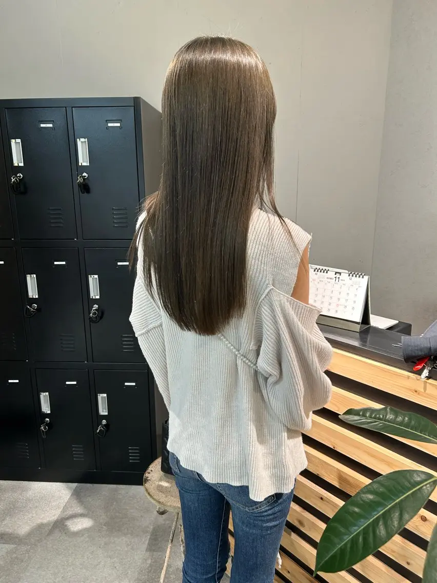 ミディアム カラー オリーブグレー レイヤーカット ローレイヤー カット ヘアカラー トリートメント ウルフカット レイヤーカット上柿のヘアスタイル