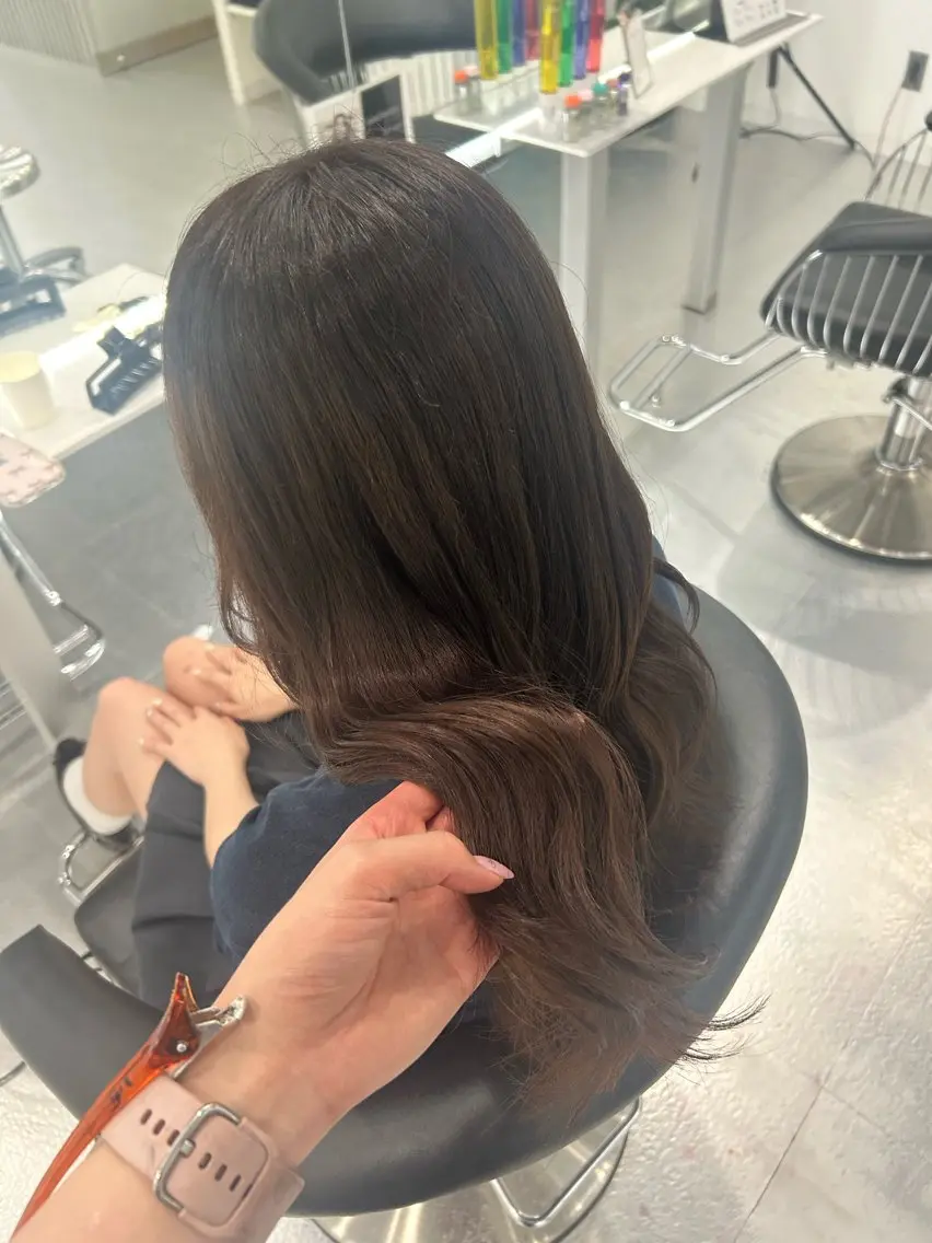 セミロング あやめ🪽 オリーブ/ハイトーンのヘアスタイル