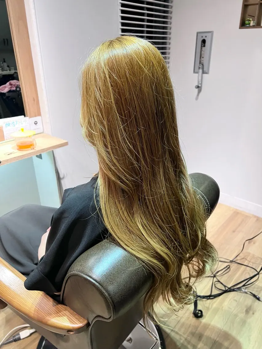 ロング カラー パーマ ヘアカラー トリートメント ツキダテ ユイのヘアスタイル