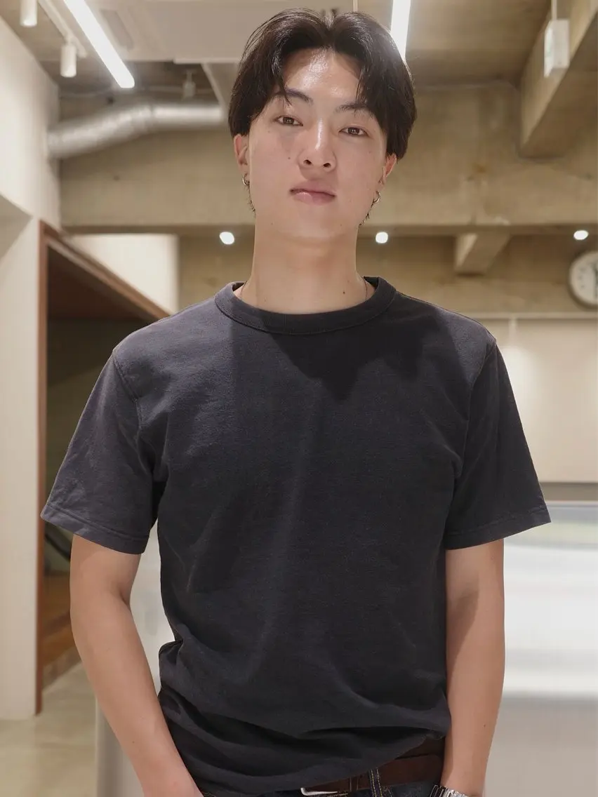 メンズ センターパート フェザーパーマ メンズ韓国風 メンズパーマ 刈り上げ カット (h)wim ウィムのヘアスタイル