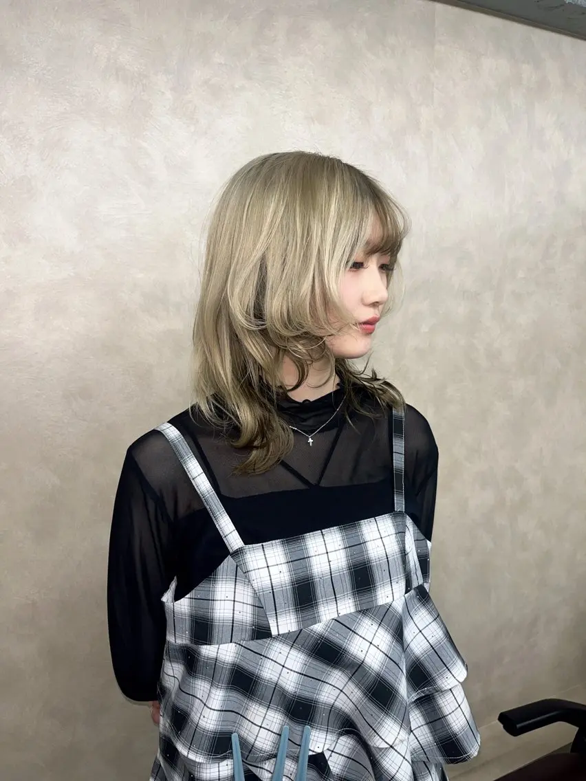 ミディアム カラー ✩.*Aise⟡.· 艶カラー🐈‍⬛🩶のヘアスタイル
