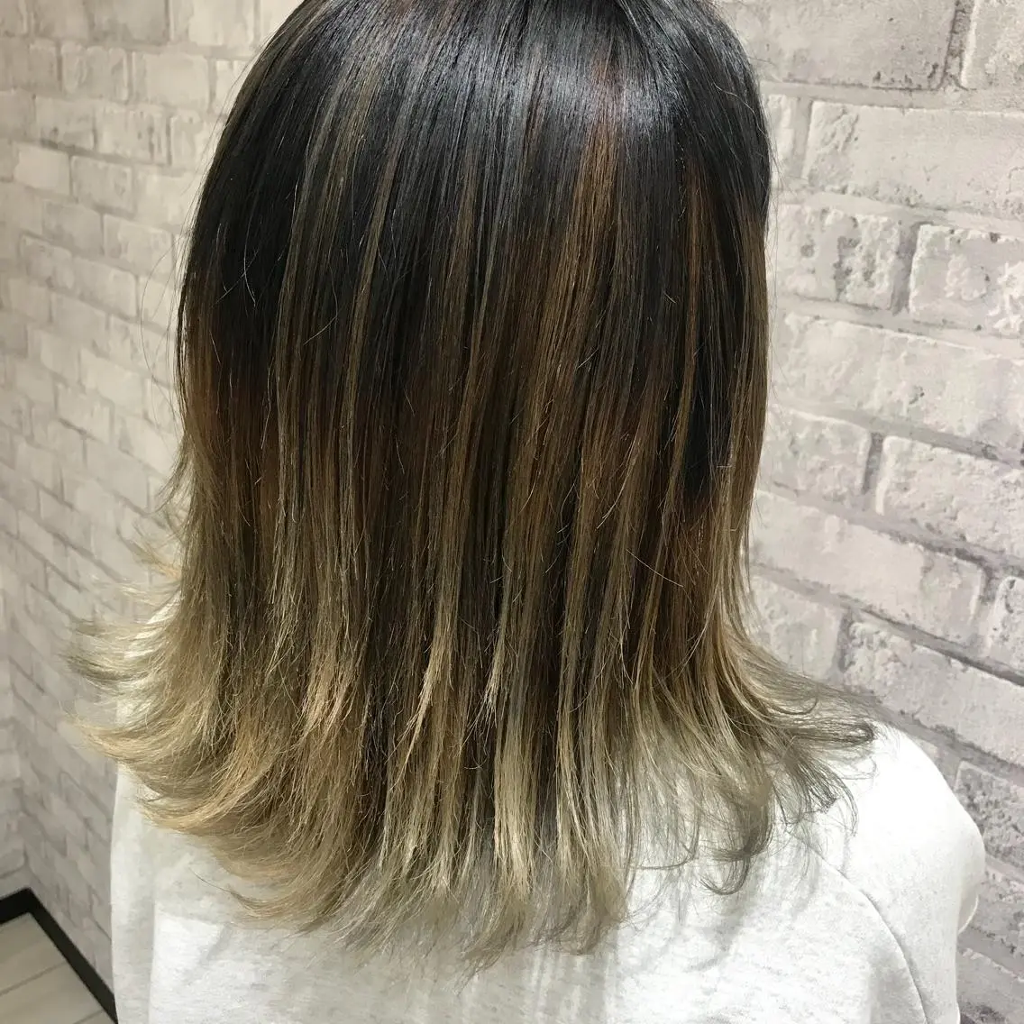 ミディアム カラー バレイヤージュ レイヤーカット Oopsレイヤー 加藤澄都のヘアスタイル