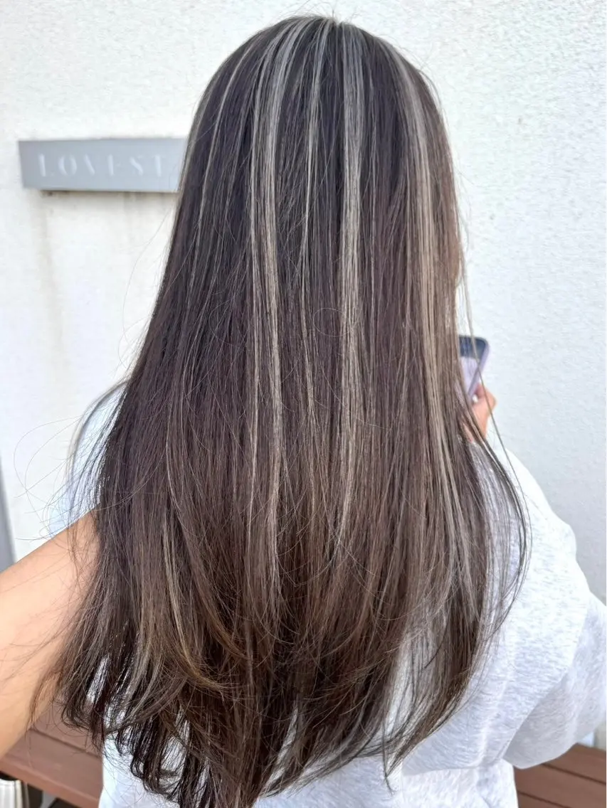 ロング カラー ブリーチ ハイライトカラー ハイライト 森山 遥葵のヘアスタイル
