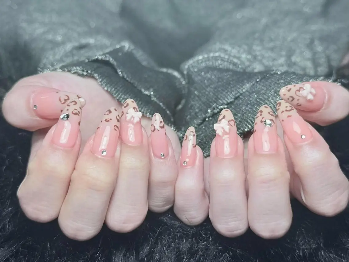 ネイル ブラウン フレンチネイル 韓国ネイル マグネットネイル ニュアンスネイル ハンドネイル ハンドケア Hara Nail 【持ち込みOK】のネイルデザイン