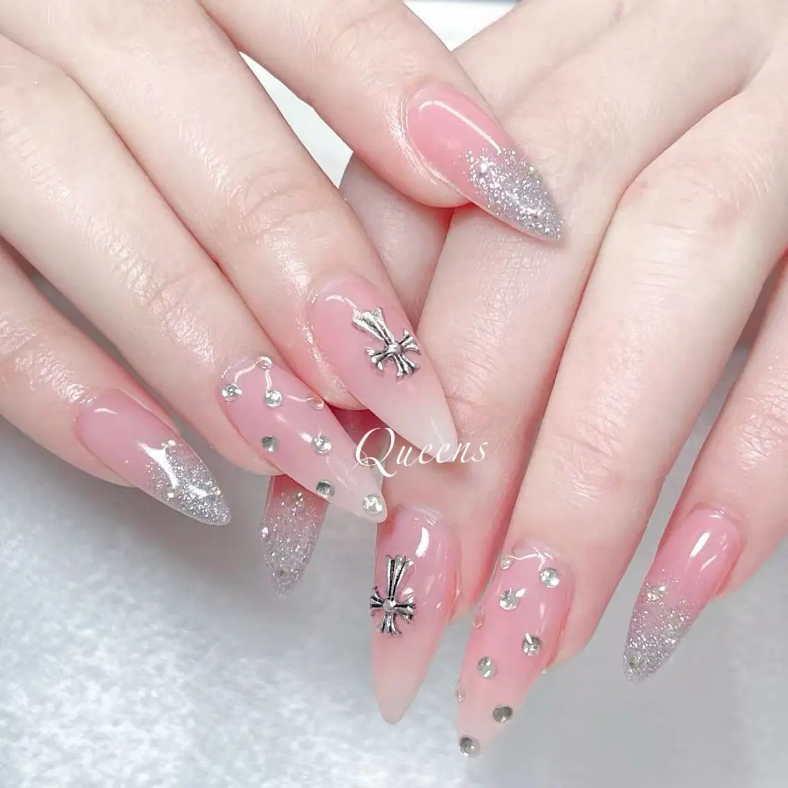 ネイル ハンドネイル Queens テイのネイルデザイン