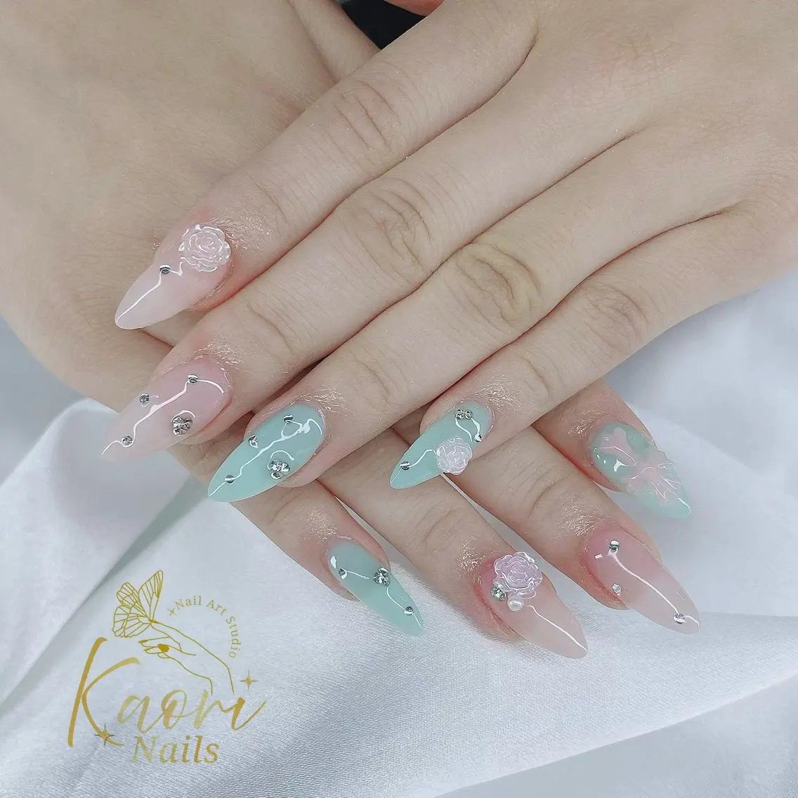 ネイル ガーリー グリーン ピンク ぷっくりネイル ストーンネイル KAORI YUKARIのネイルデザイン