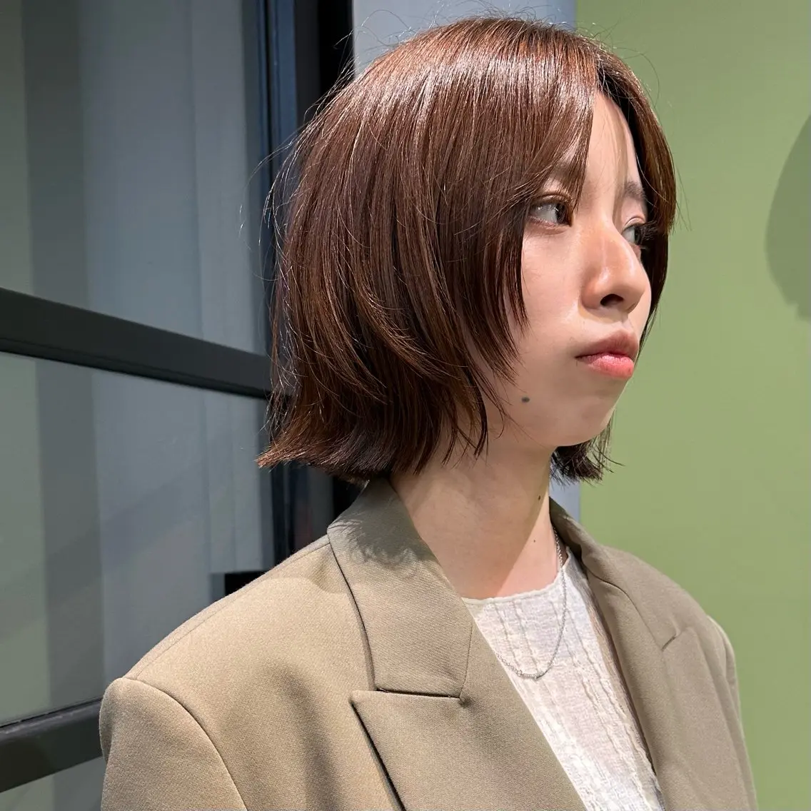 ミディアム ボブ 顔周りカット レイヤーカット KURO 艶カラー レイヤーカットのヘアスタイル