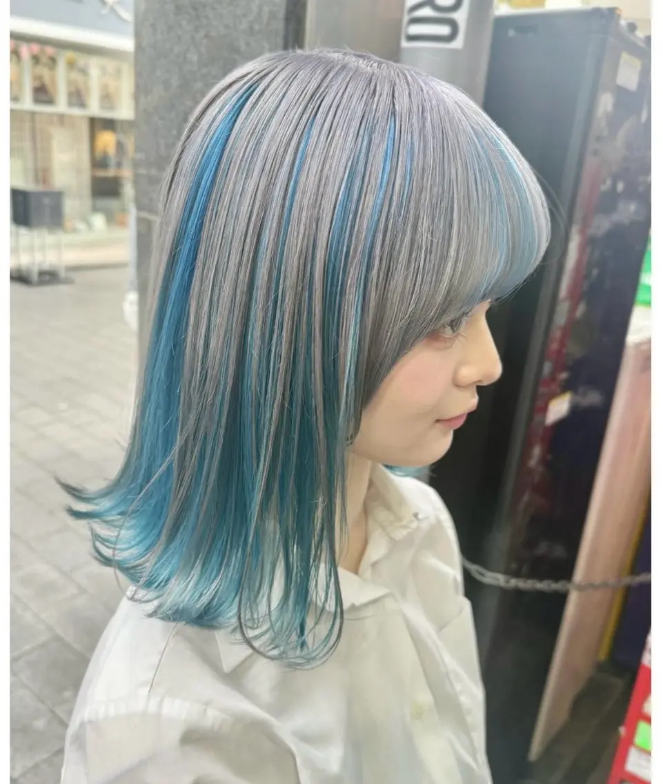 ミディアム カラー アッシュ ブルーカラー シルバー シルバーアッシュ ヘアカラー TSUNO🦖 派手髪/オタク美容師のヘアスタイル
