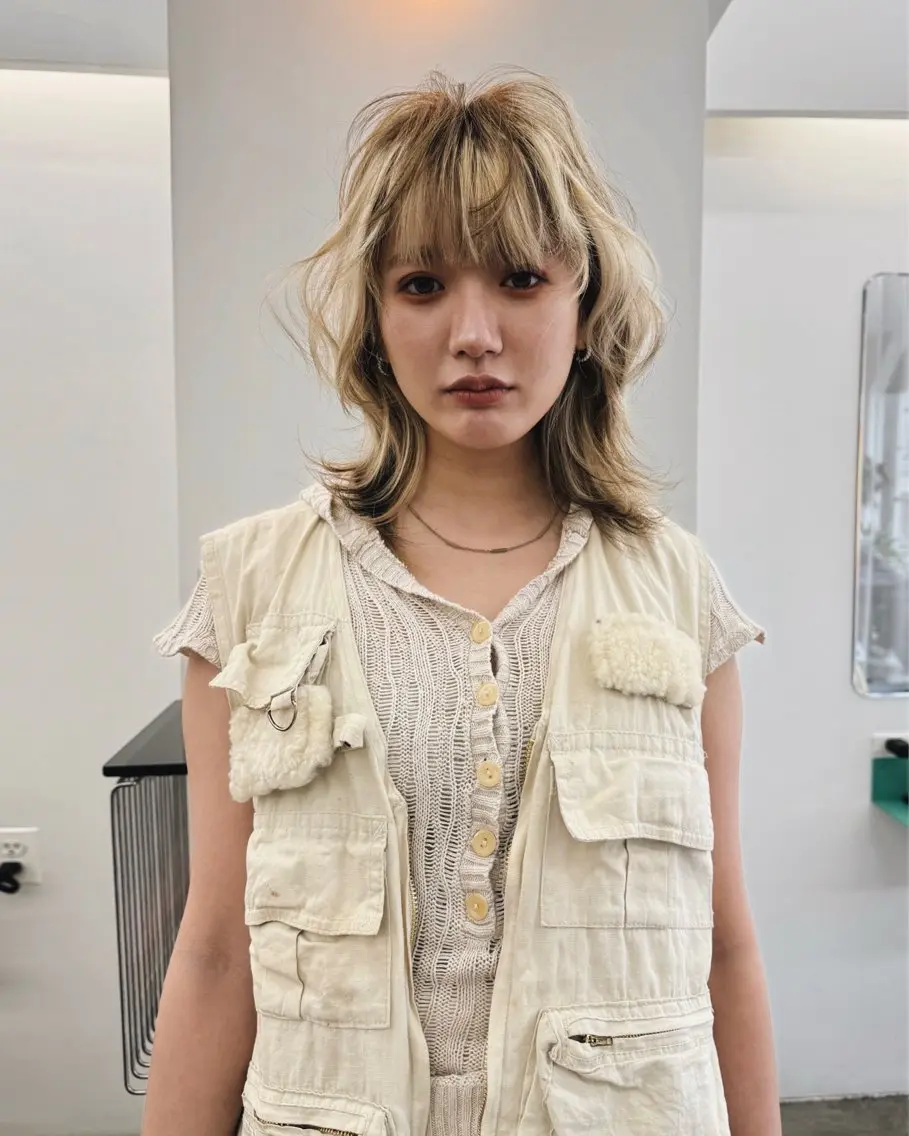ミディアム 顔まわりレイヤー 顔周りカット ハイライト レイヤーカット ウルフカット スパイラルパーマ/デ ザインカット/アミのヘアスタイル