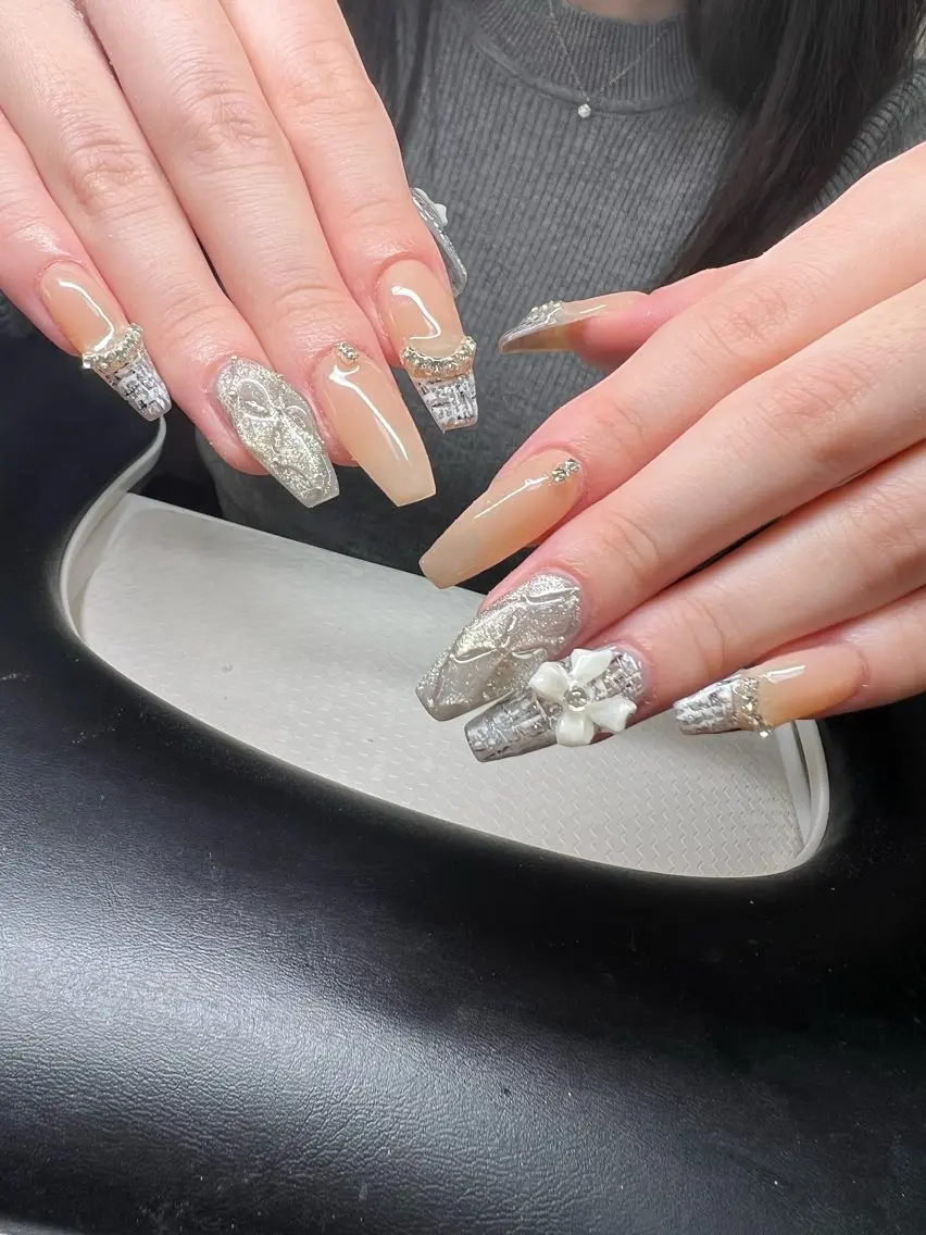 ネイル オーロラネイル チークネイル 長さ出し フットネイル フレンチネイル ハンドネイル Lee Nailsのネイルデザイン