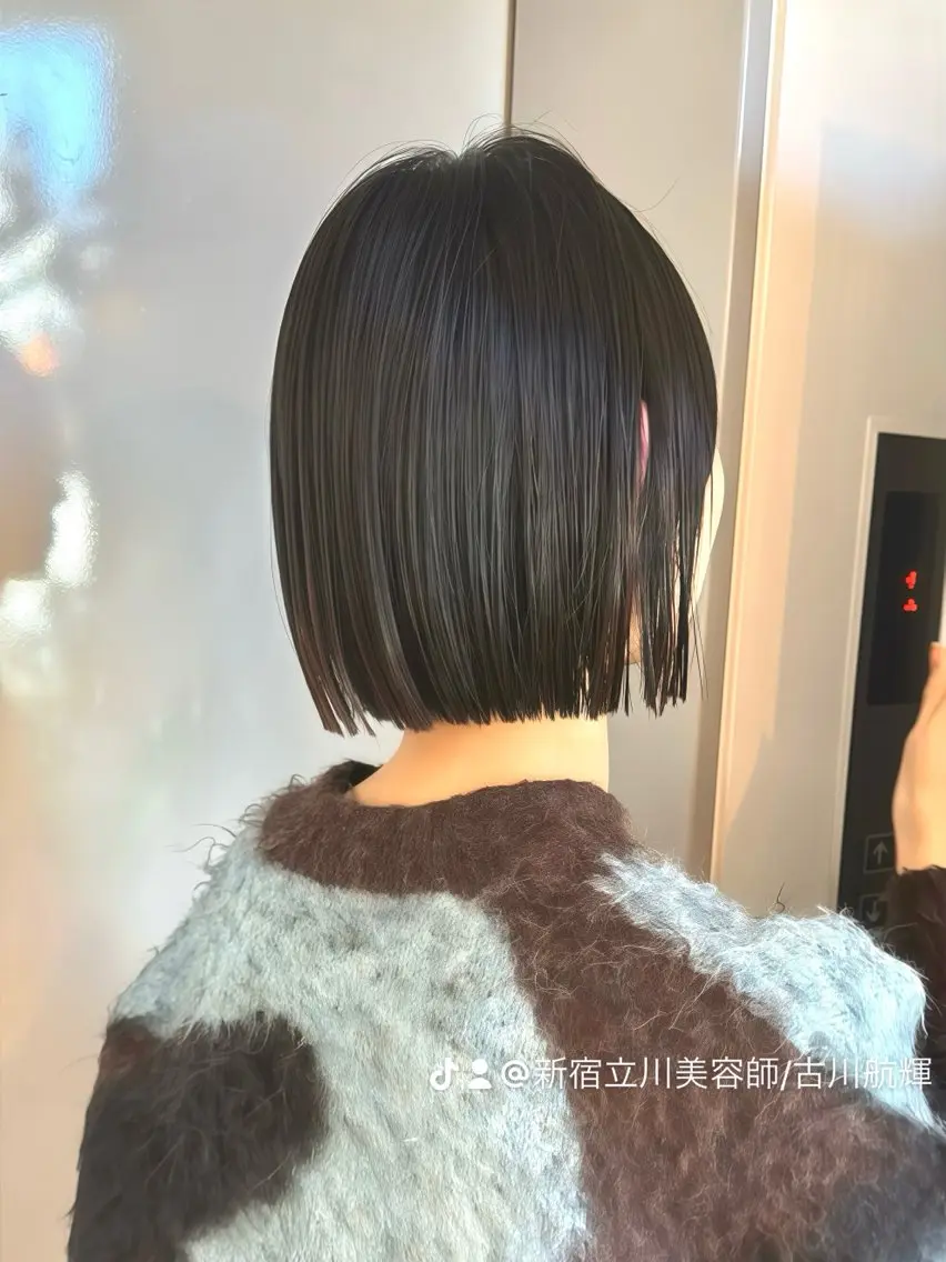 ショート カラー 切りっぱなしボブ レイヤー/縮毛矯正のヘアスタイル
