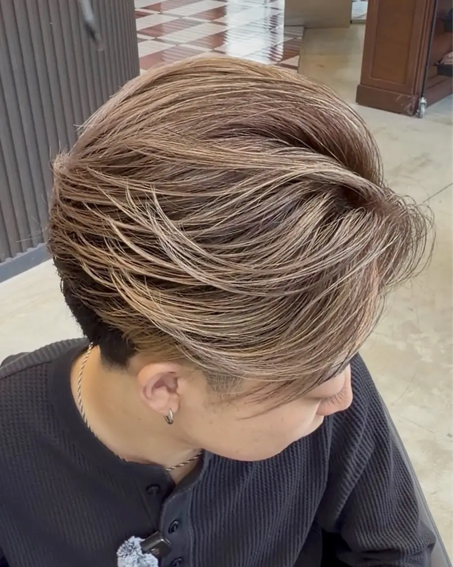 カラー メンズ メンズハイトーン ベージュカラー ブロンド ブロンドベージュ ハイトーンカラー カット ヘアカラー メンズバレイヤージュ /海外カラー/中川稜のヘアスタイル