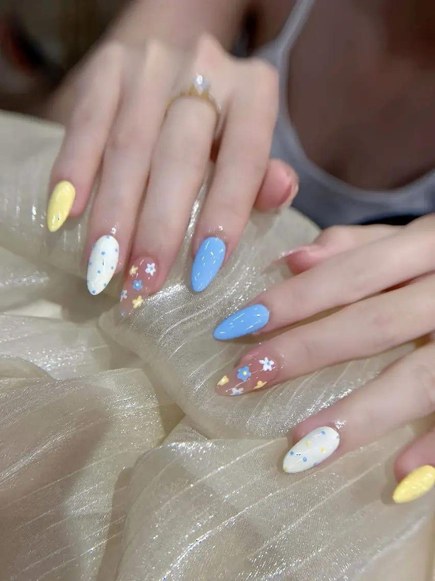 ネイル チークネイル ドット フットネイル フレンチネイル グラデーション ハンドネイル HANA 川越東口ネイルサロンのネイルデザイン