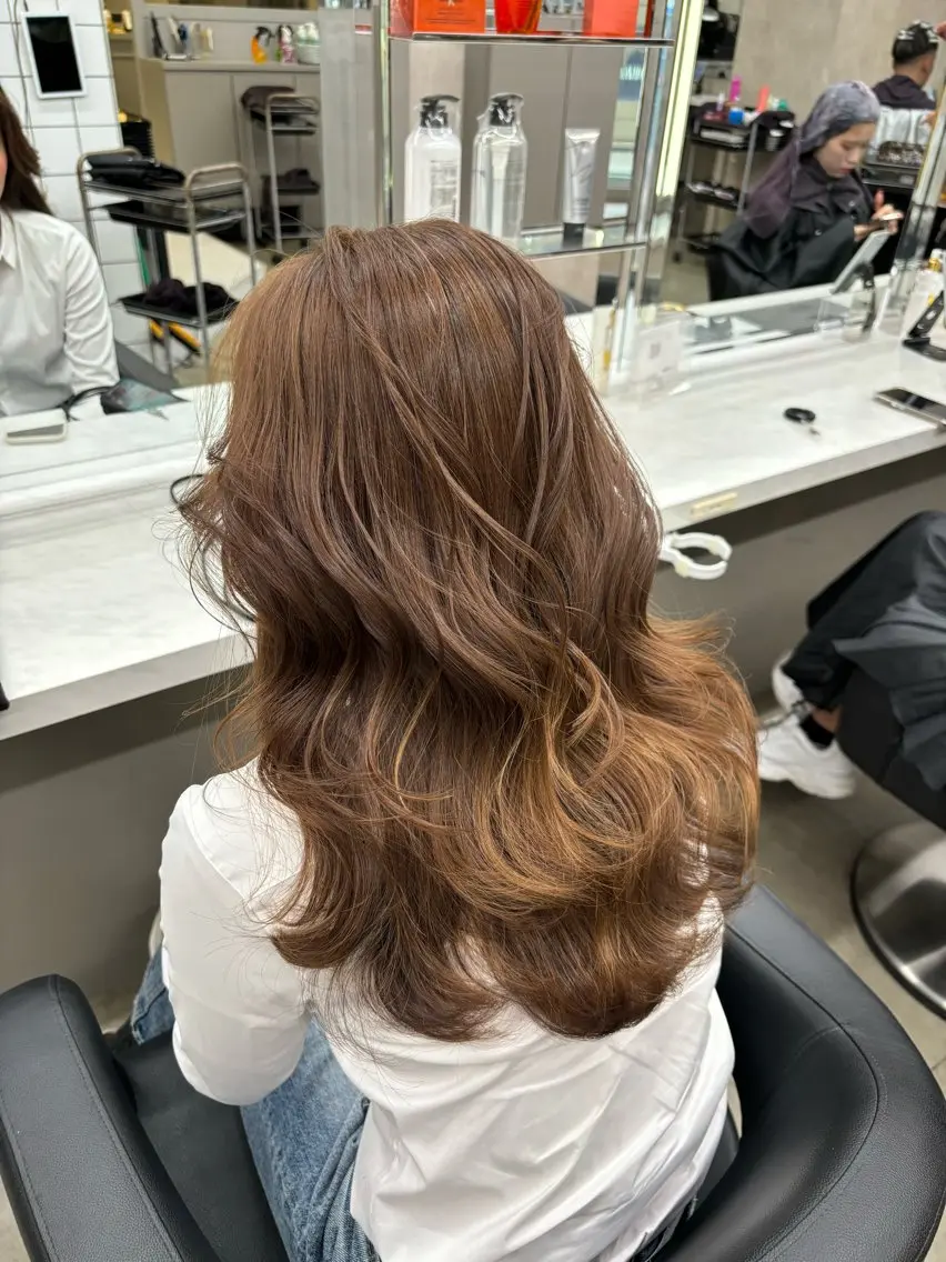 セミロング カラー 抜け感レイヤー︴ ニュアンスカラーのヘアスタイル