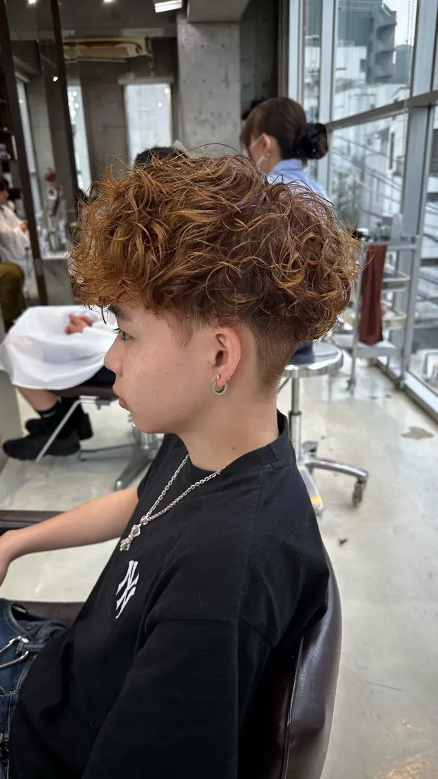 パーマ メンズ メンズブリーチ メンズパーマ カット パーマ fifth原宿 宮部蓮のヘアスタイル