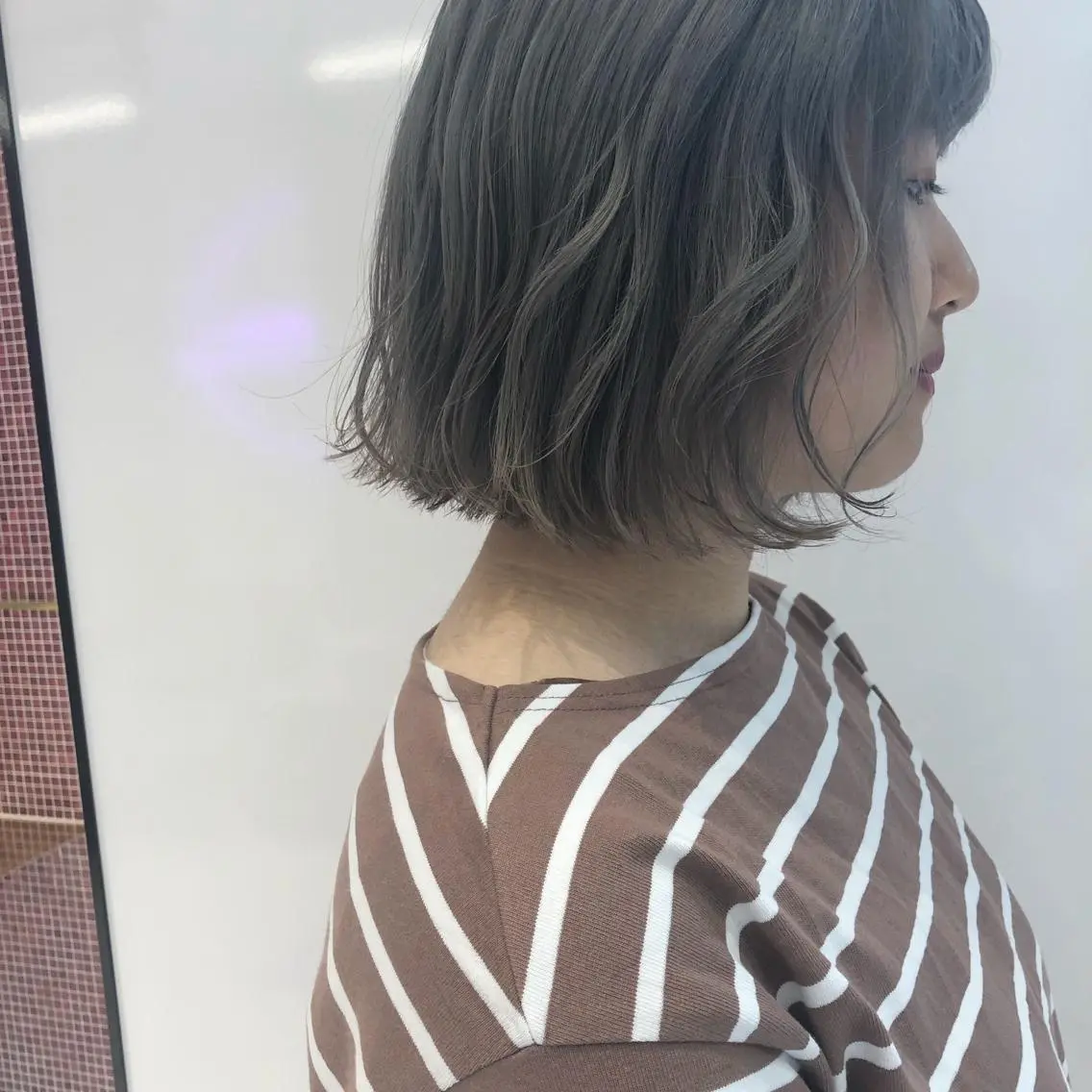 ショート カラー ブリーチ シルバー ヘアカラー 相川 愛実のヘアスタイル