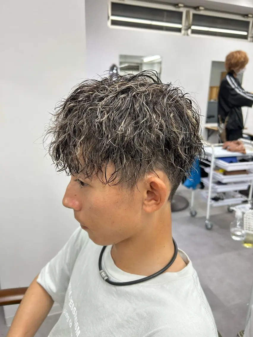 カラー パーマ メンズ メンズハイライト メンズパーマ ツイストスパイラルパーマ ハイライトカラー スパイラルパーマ カット ヘアカラー パーマ SHAFT Ieiriのヘアスタイル