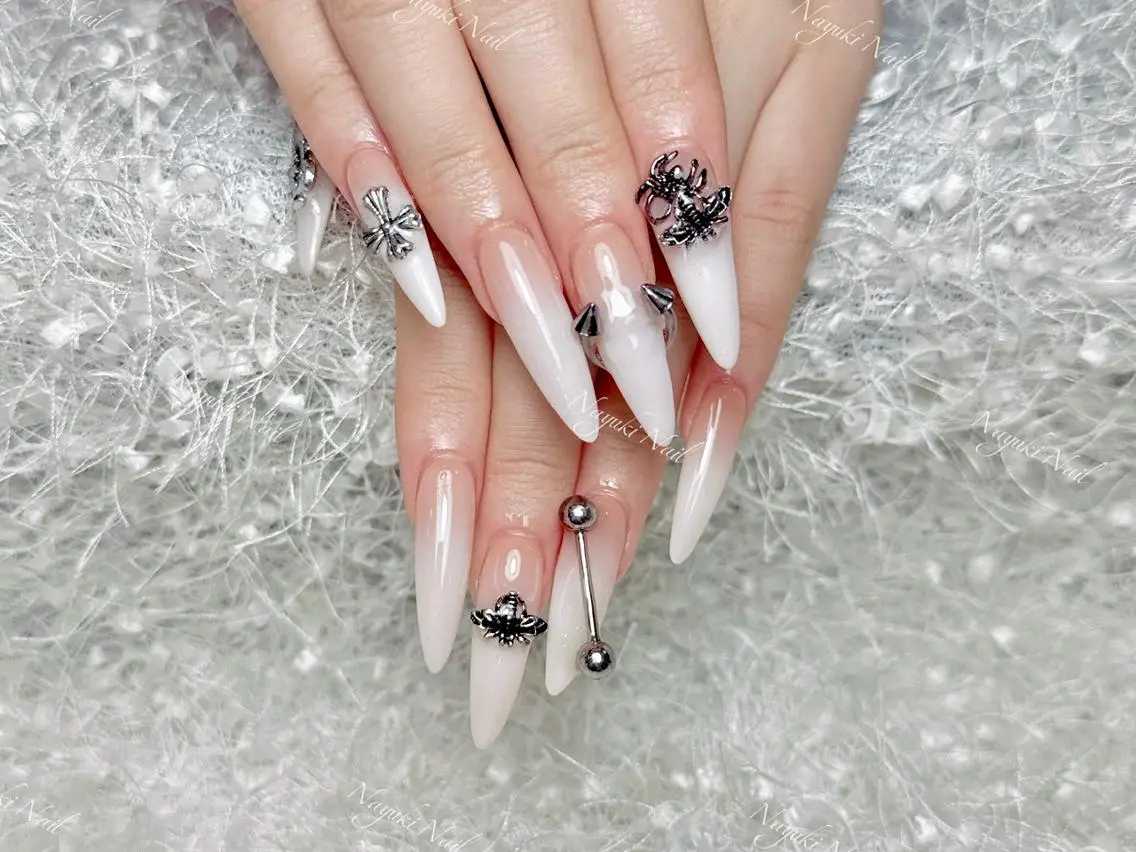 ネイル 🦋 Queenieのネイルデザイン