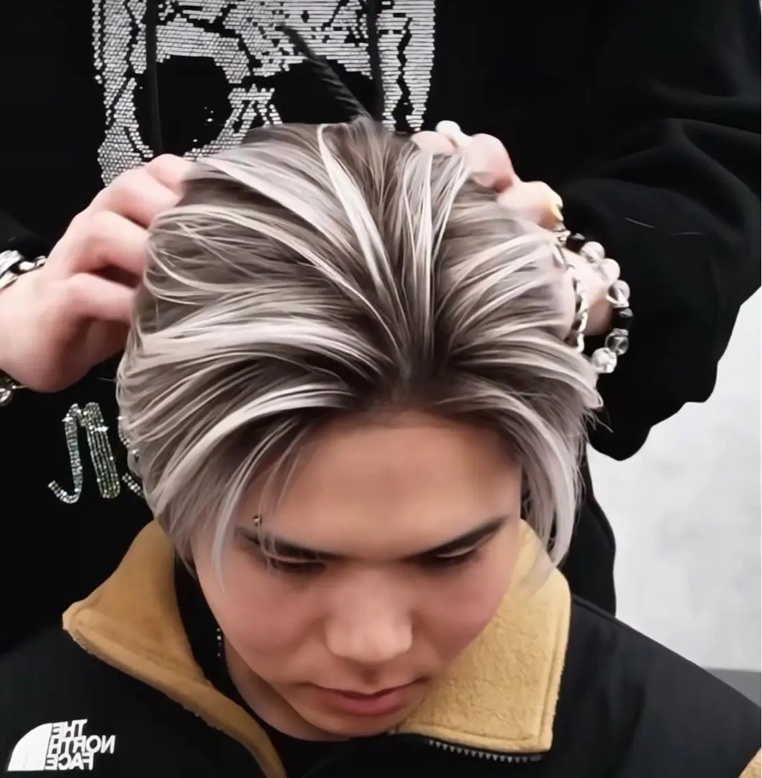 カラー メンズ メンズバレイヤージュ バレイヤージュ シルバー ホワイトシルバー ヘアカラー 原宿/ハイライト バレイヤージュ/大智のヘアスタイル