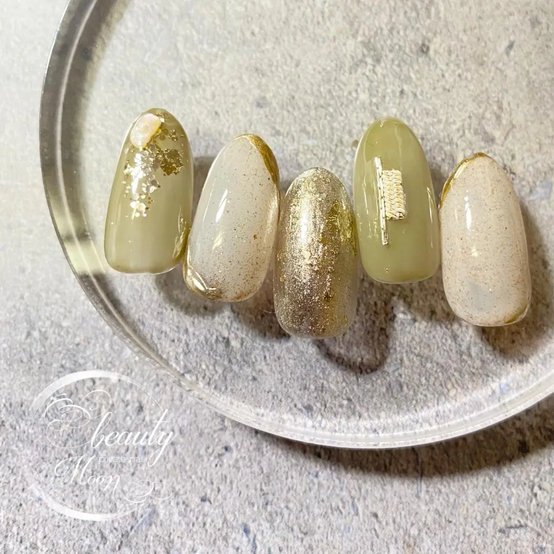 ネイル カジュアル ジェルネイル ゴールド ラメ(グリッター) beauty ☪︎moonのネイルデザイン