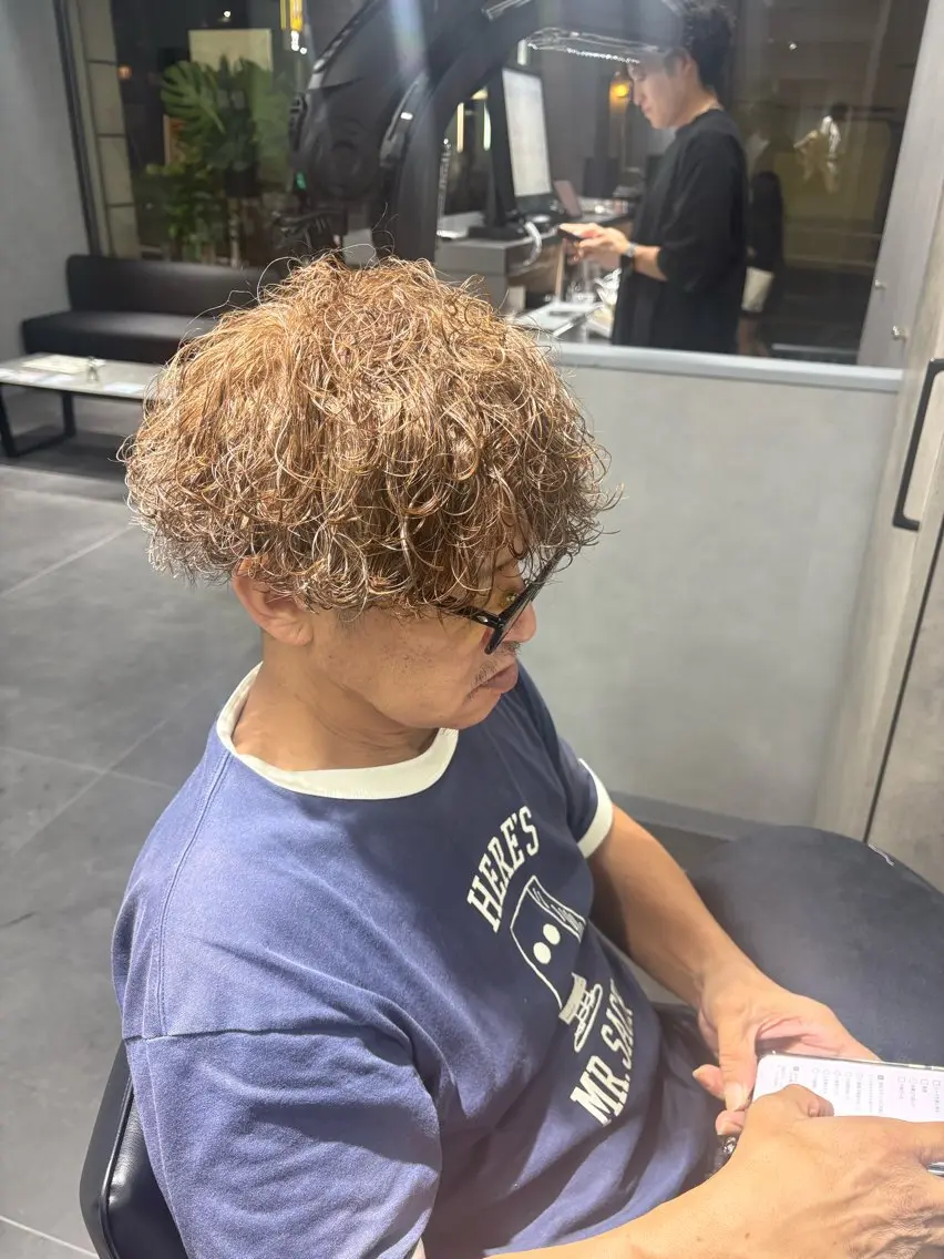 カラー パーマ メンズ 波巻きパーマ ブラウンカラー カット パーマ フェザーパーマ/ ダブルカラー/藤田のヘアスタイル