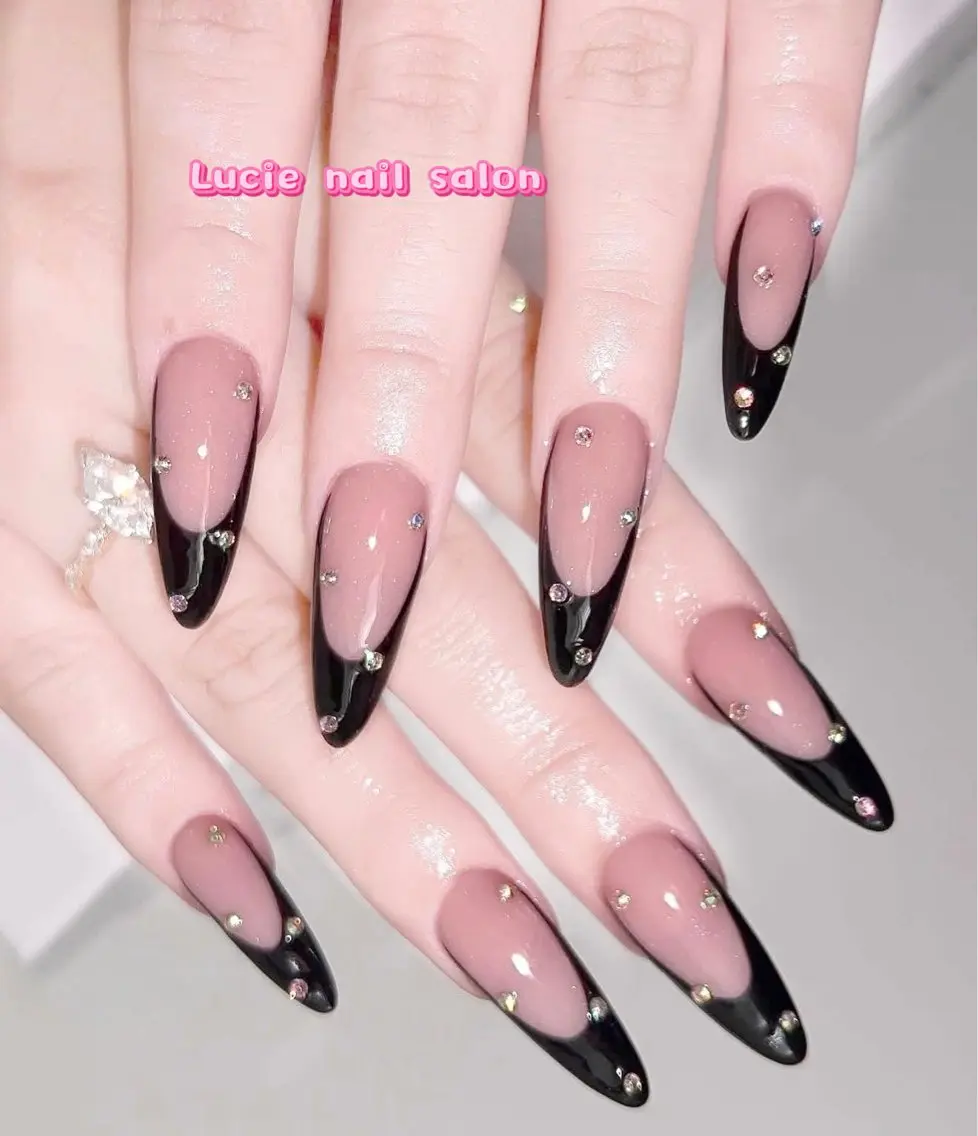 🎀長さ出し🔟本＋フレンチ＋10個小さいスートンor2パーツ🎀の写真