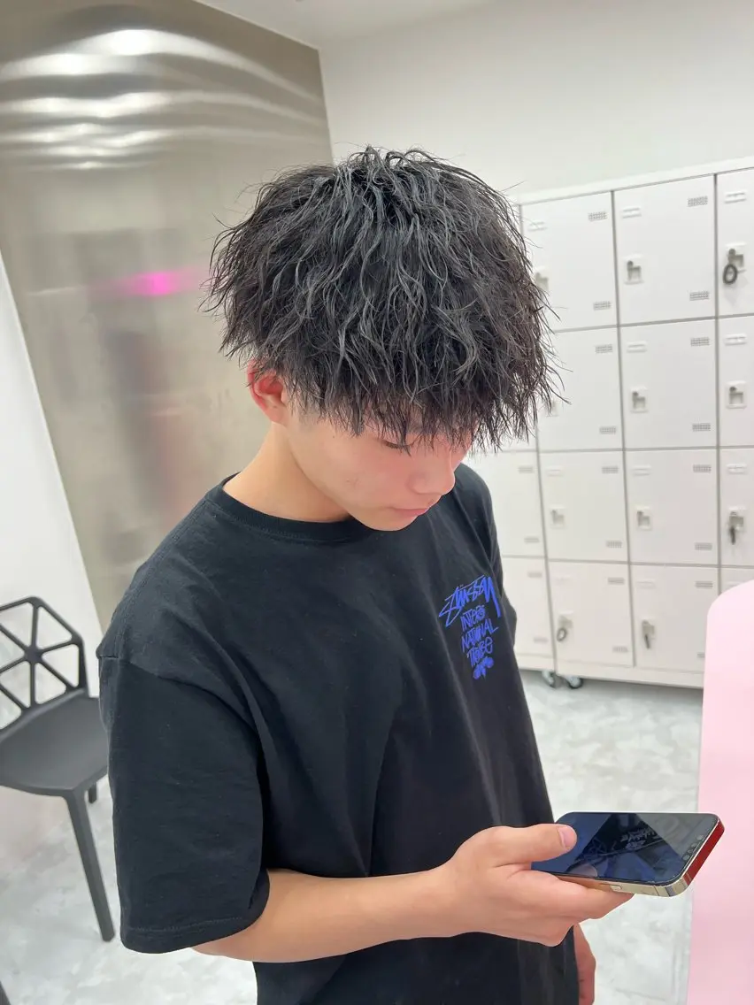 ミディアム パーマ メンズ ミディアムパーマ センターパート メンズ韓国風 韓国マッシュ マッシュウルフ メンズパーマ特化 TAIGAのヘアスタイル