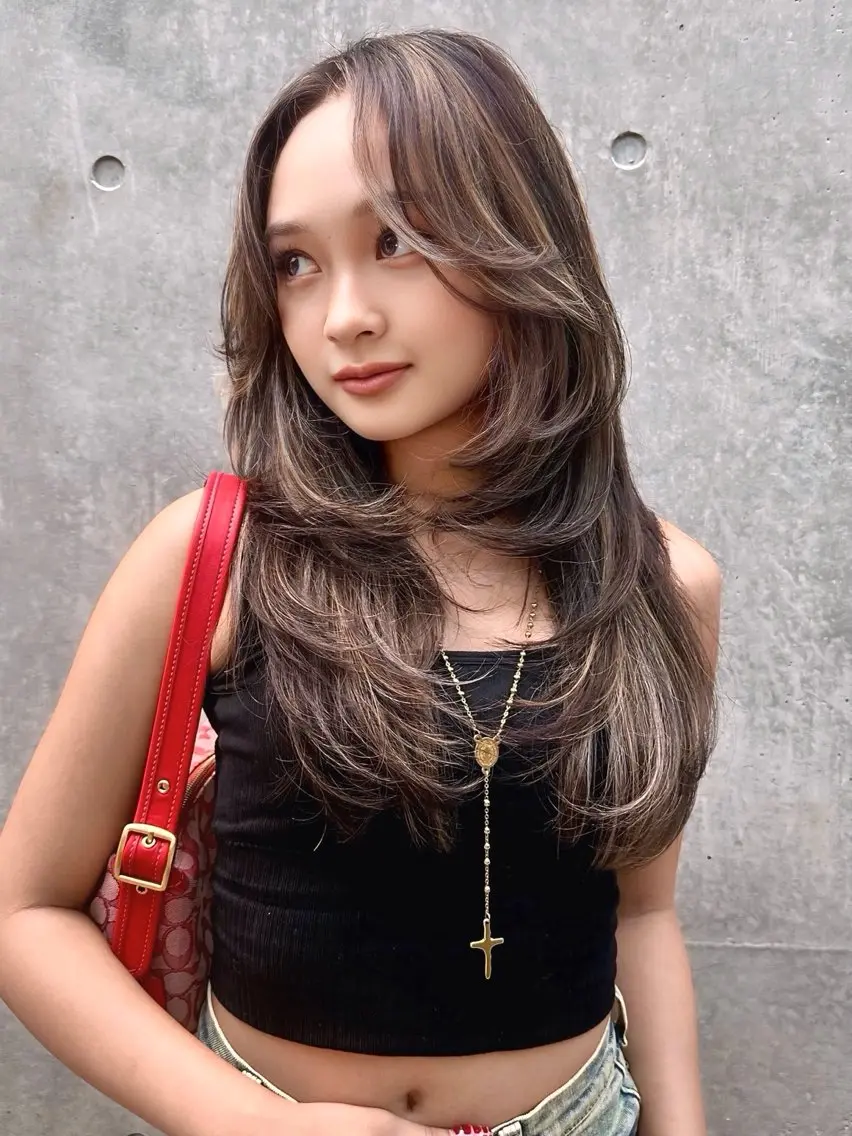 ロング カラー 岩田 紗奈のヘアスタイル