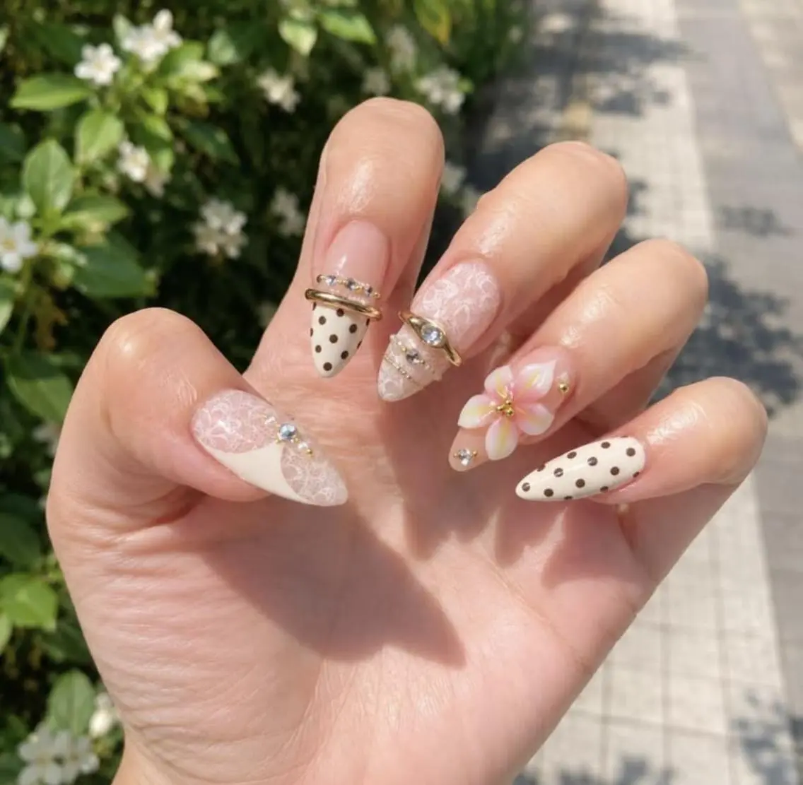 ネイル ブルー 長さ出し フラワーネイル キラキラネイル 韓国ネイル ハンドネイル Blingg NailStudioのネイルデザイン