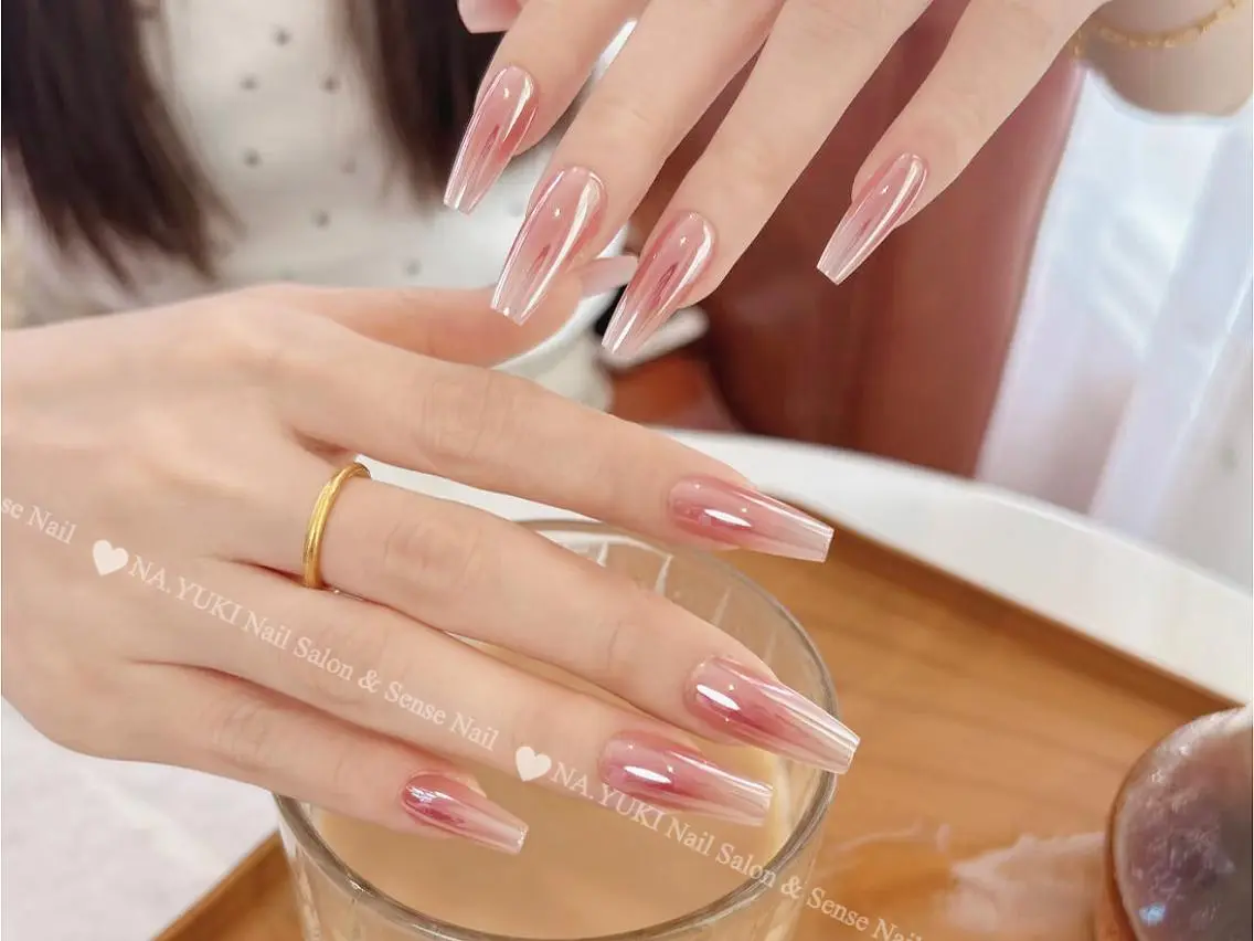 ネイル オーロラネイル チークネイル フレンチネイル ミディアムネイル オンブレフレンチ ハンドネイル ハンドケア 近藤 優衣のネイルデザイン