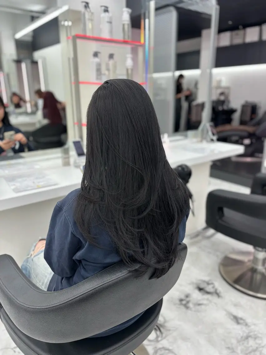 セミロング カラー 抜け感レイヤー︴ ニュアンスカラーのヘアスタイル