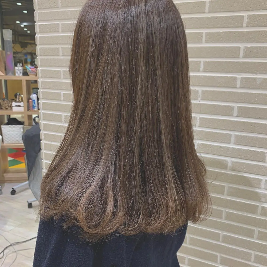 セミロング ハイライト 潟上 菜摘のヘアスタイル