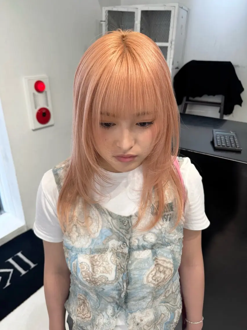 セミロング カラー ヘアアレンジ ブリーチ オレンジ 顔まわりレイヤー レイヤーカット カット ヘアカラー トリートメント 艶ハイトーン/ヘア アレンジAYAKAのヘアスタイル